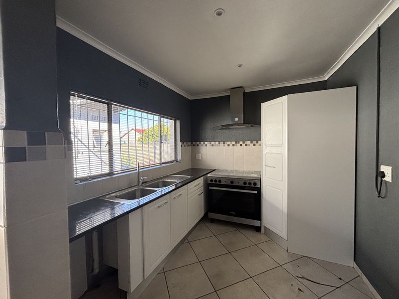 Secure and Spacious Family Home in Quiet Ravenswood Cul-de-Sac - Photo 6