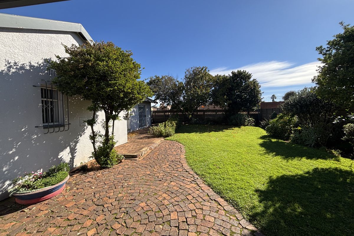 Secure and Spacious Family Home in Quiet Ravenswood Cul-de-Sac - Photo 3