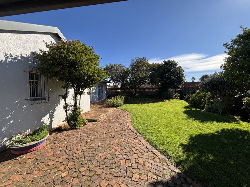 Secure and Spacious Family Home in Quiet Ravenswood Cul-de-Sac - Photo 3
