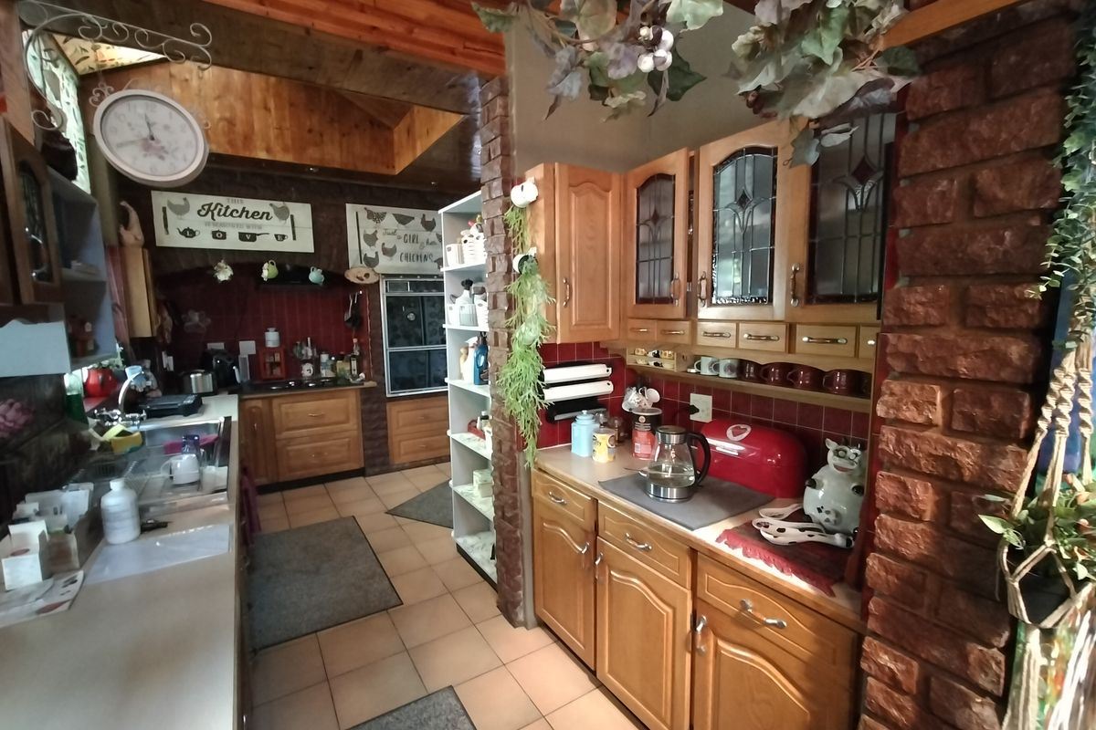 Prime Investment Opportunity with Multiple Income Streams on a Massive 2 552 m2 Erf in Pretoria Nort - Photo 3