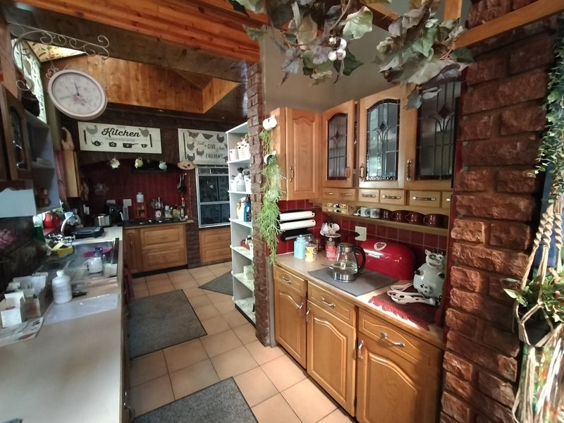 Prime Investment Opportunity with Multiple Income Streams on a Massive 2 552 m2 Erf in Pretoria Nort - Photo 3