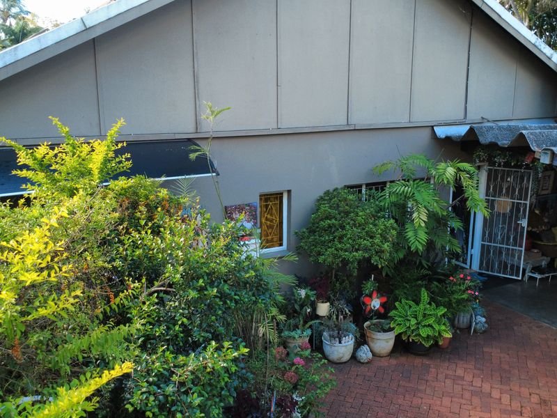 Prime Investment Opportunity with Multiple Income Streams on a Massive 2 552 m2 Erf in Pretoria Nort - Photo 2