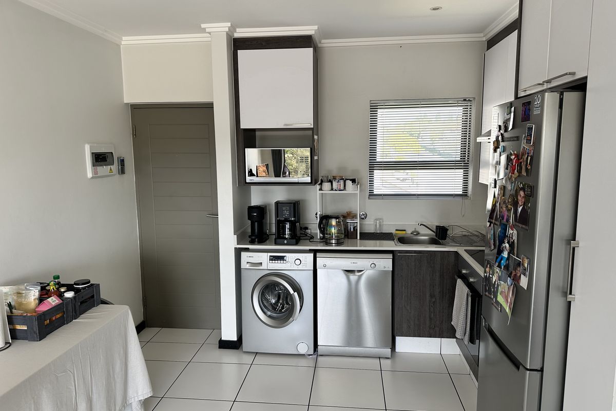 Modern 1 Bedroom Apartment In Lonehill - Photo 3