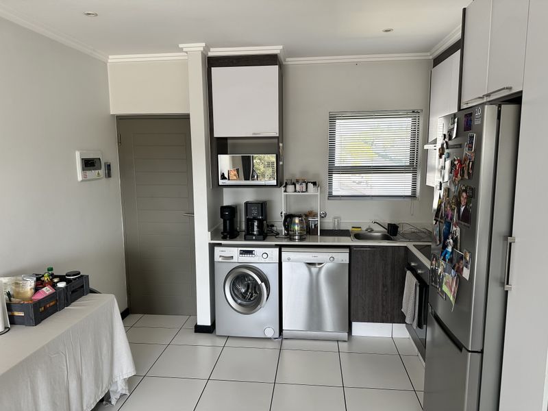 Modern 1 Bedroom Apartment In Lonehill - Photo 3