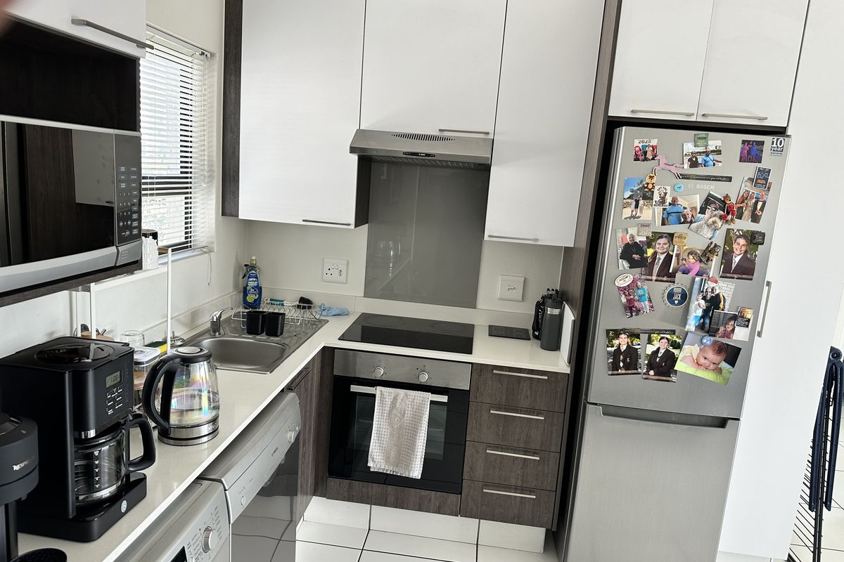 Modern 1 Bedroom Apartment In Lonehill - Photo 2