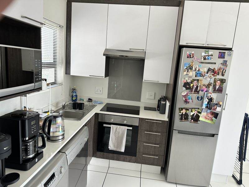 Modern 1 Bedroom Apartment In Lonehill - Photo 2