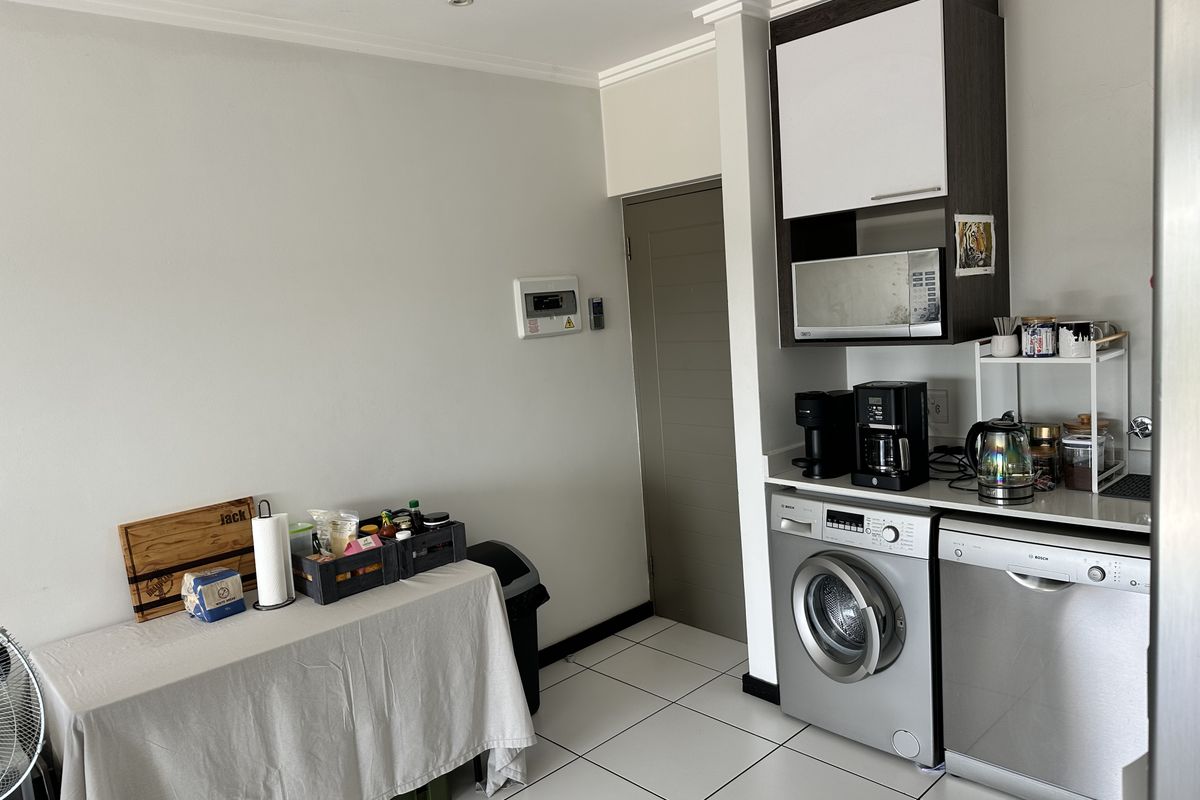 Modern 1 Bedroom Apartment In Lonehill - Photo 4