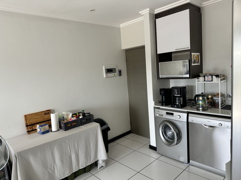 Modern 1 Bedroom Apartment In Lonehill - Photo 4