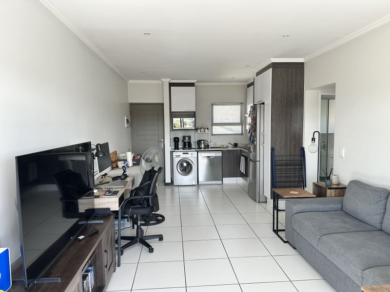 Modern 1 Bedroom Apartment In Lonehill - Photo 9