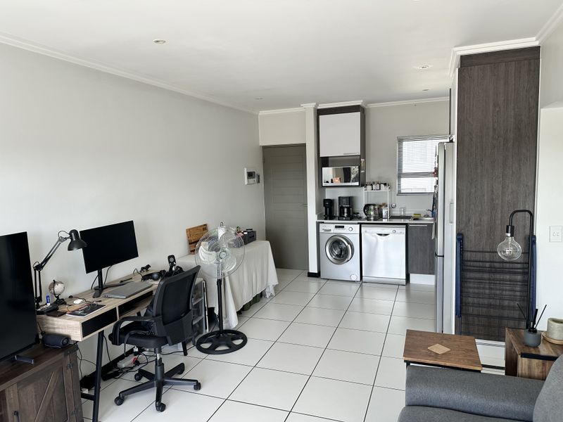 Modern 1 Bedroom Apartment In Lonehill - Photo 10