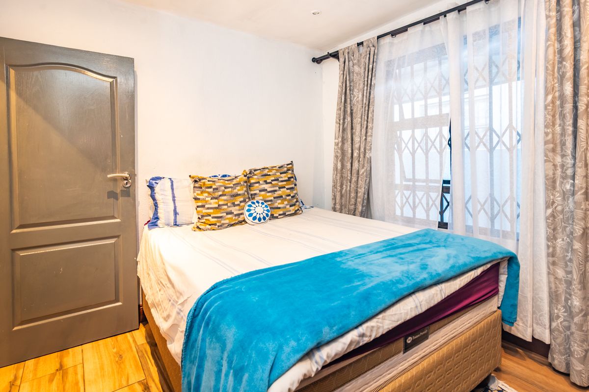 Immaculate Family Mansion For Sale in Protea Glen Ext 11 - Photo 5