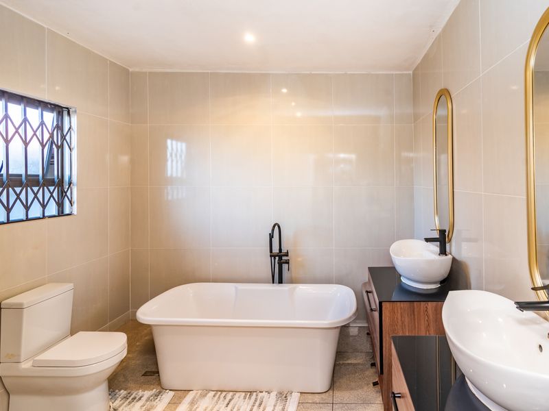 Immaculate Family Mansion For Sale in Protea Glen Ext 11 - Photo 10