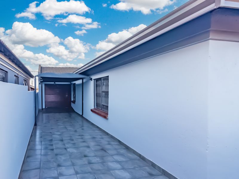 Immaculate Family Mansion For Sale in Protea Glen Ext 11 - Photo 9