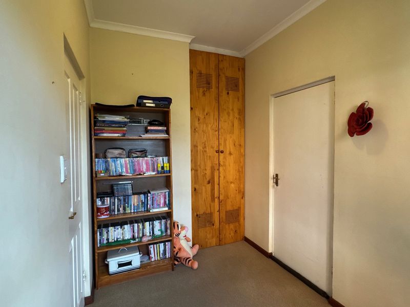 Comfortable Family Living in a Secure Hilton Complex - Photo 4
