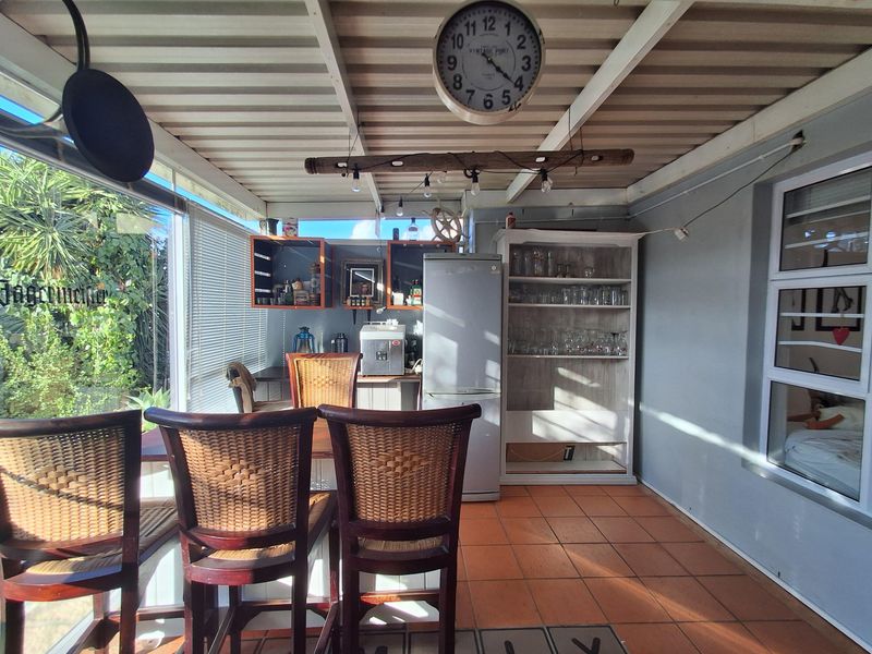 Elegant Family Living Meets Ultimate Entertainment in Uitzicht - Photo 4