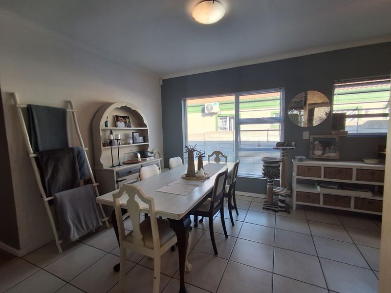 Elegant Family Living Meets Ultimate Entertainment in Uitzicht - Photo 10