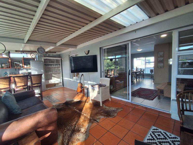 Elegant Family Living Meets Ultimate Entertainment in Uitzicht - Photo 7