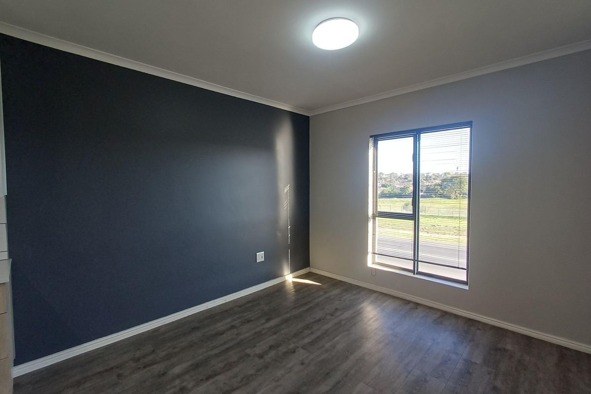 Stylish Top-Floor Living in Popular Cederberg Estate, Haasendal - Photo 4