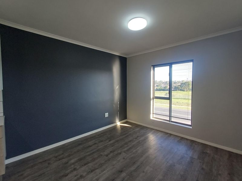 Stylish Top-Floor Living in Popular Cederberg Estate, Haasendal - Photo 4