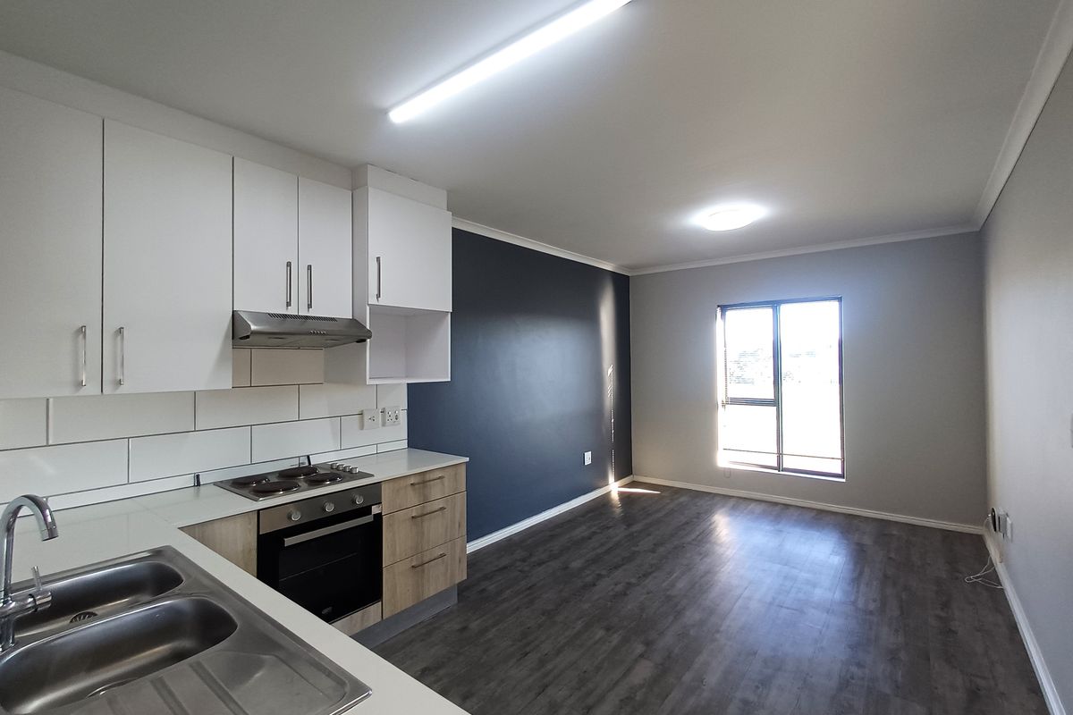 Stylish Top-Floor Living in Popular Cederberg Estate, Haasendal - Photo 2