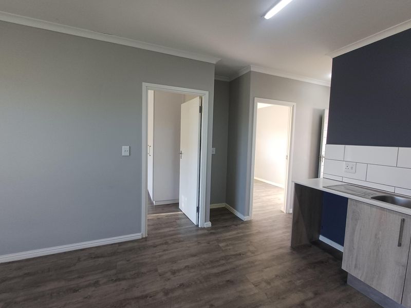 Stylish Top-Floor Living in Popular Cederberg Estate, Haasendal - Photo 8