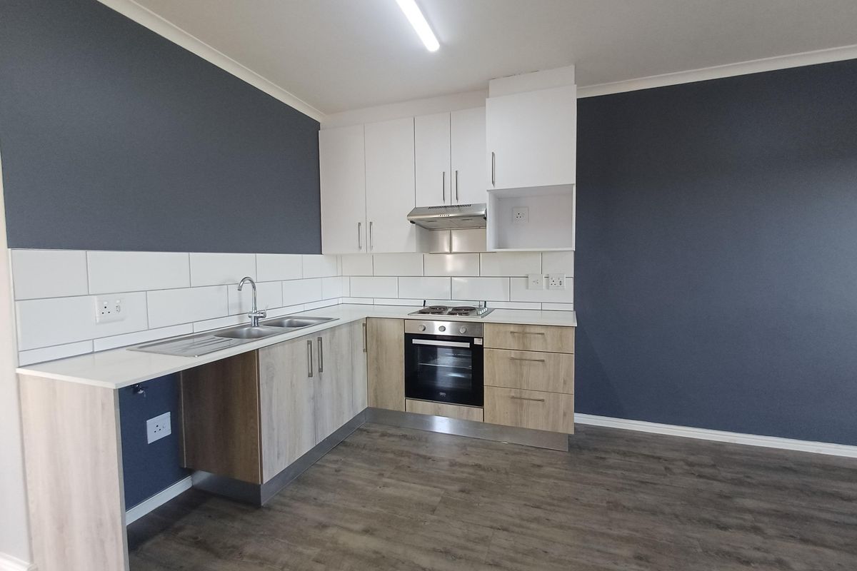 Stylish Top-Floor Living in Popular Cederberg Estate, Haasendal - Photo 3