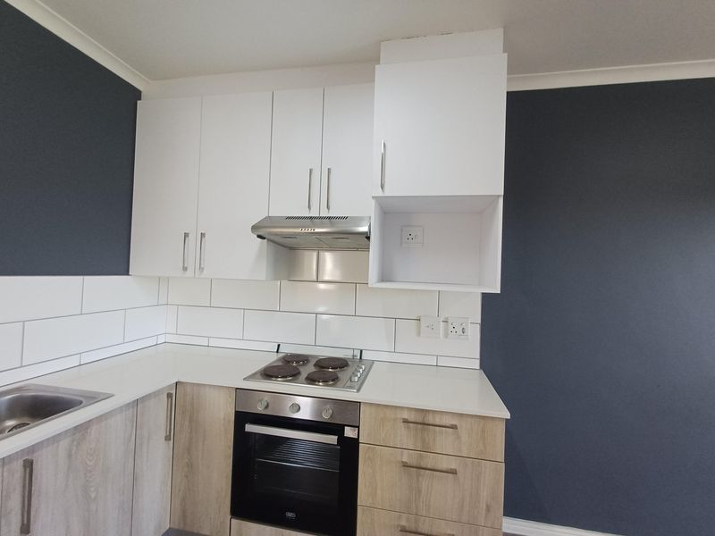 Stylish Top-Floor Living in Popular Cederberg Estate, Haasendal - Photo 6