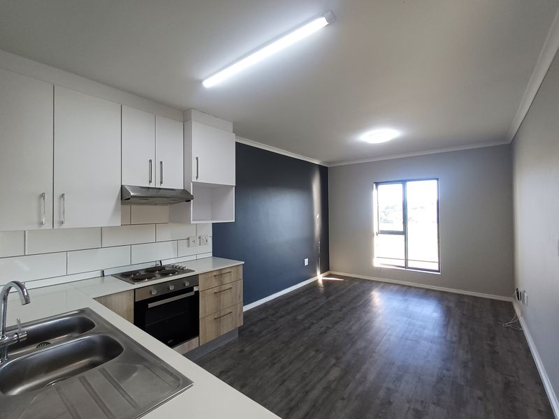 Stylish Top-Floor Living in Popular Cederberg Estate, Haasendal - Photo 9