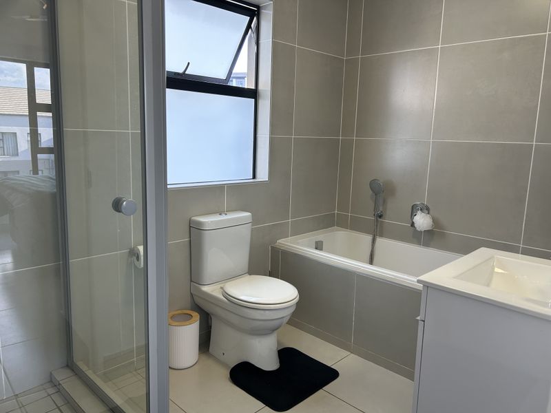 Spacious 2 bed apartment with substantial balcony - Photo 8