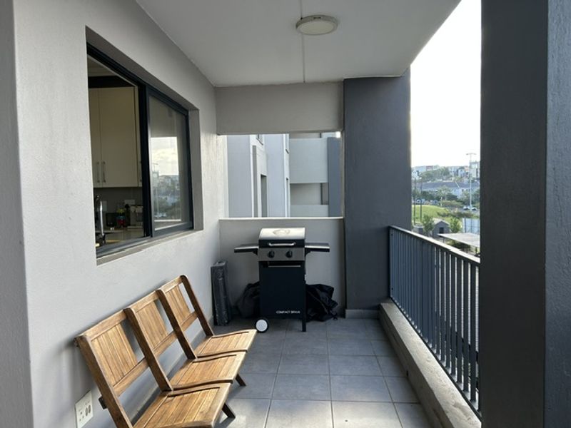 Spacious 2 bed apartment with substantial balcony - Photo 4