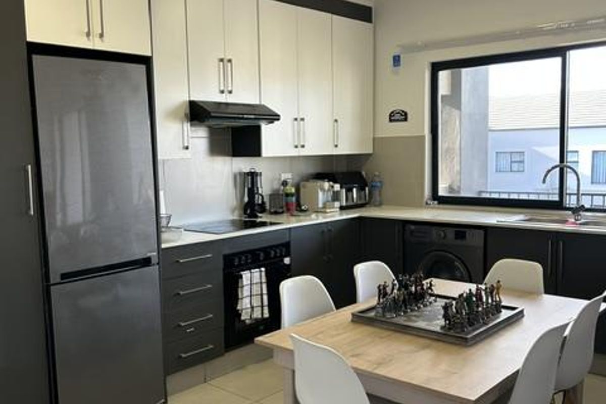 Spacious 2 bed apartment with substantial balcony - Photo 2
