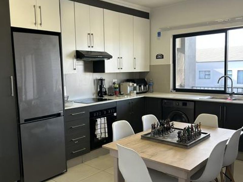 Spacious 2 bed apartment with substantial balcony - Photo 2