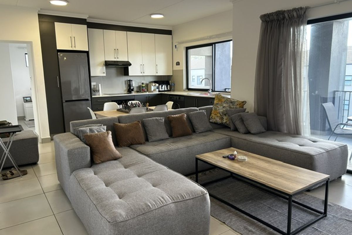 Spacious 2 bed apartment with substantial balcony - Photo 3