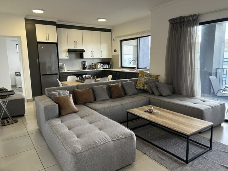 Spacious 2 bed apartment with substantial balcony - Photo 3