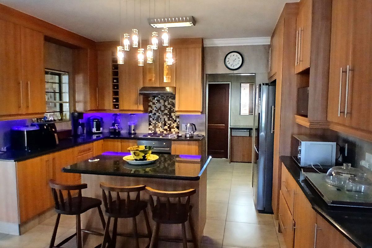 Modern 3 bedroom property for sale in Farrarmere - Photo 5