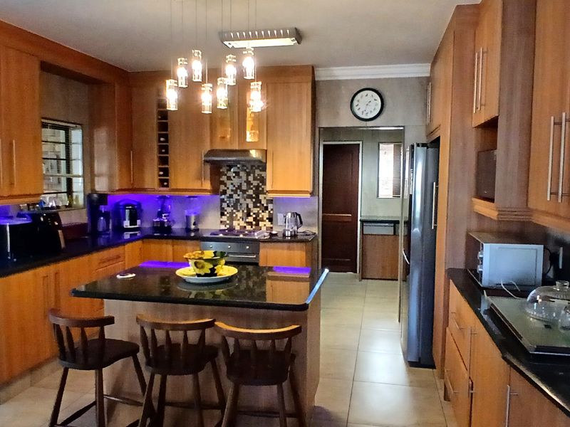 Modern 3 bedroom property for sale in Farrarmere - Photo 5
