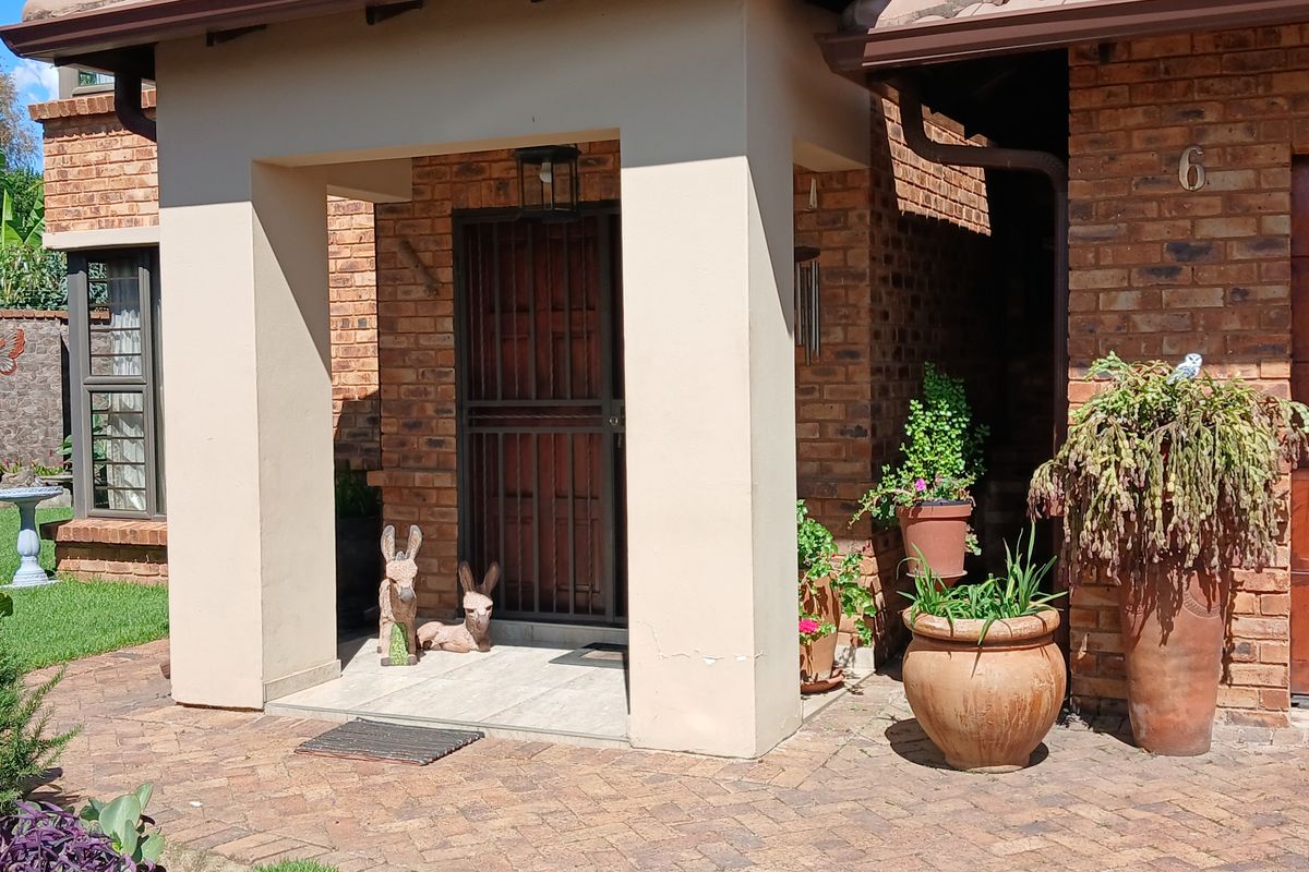 Modern 3 bedroom property for sale in Farrarmere - Photo 3
