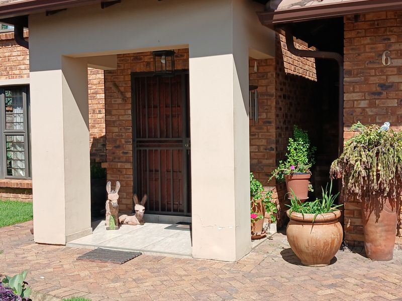 Modern 3 bedroom property for sale in Farrarmere - Photo 3