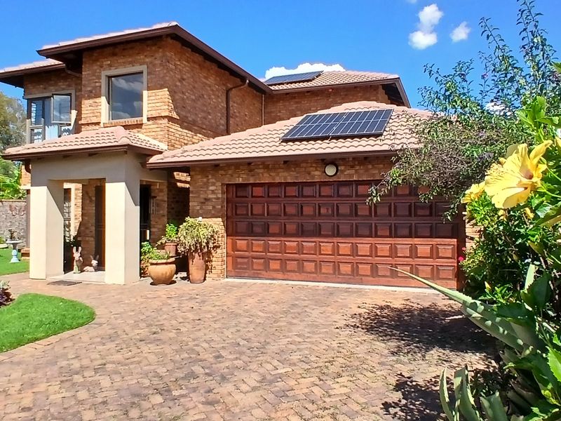 Modern 3 bedroom property for sale in Farrarmere - Photo 1