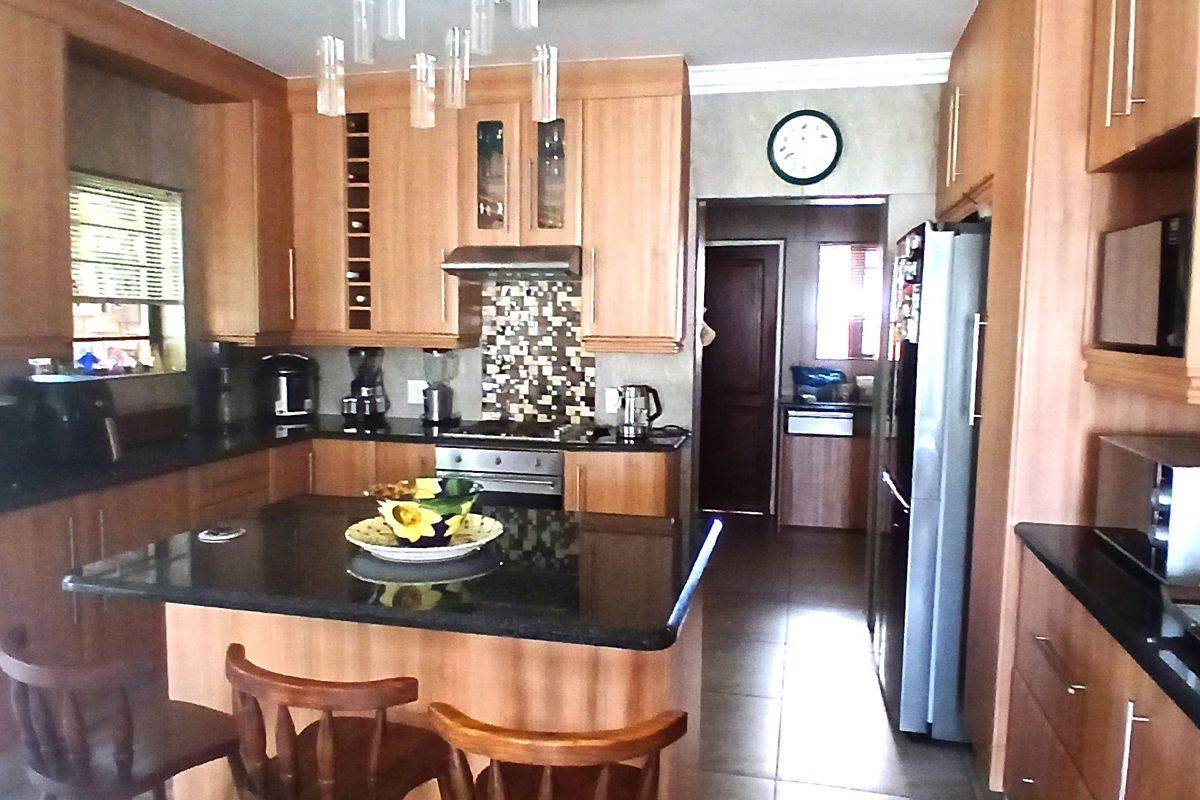 Modern 3 bedroom property for sale in Farrarmere - Photo 4
