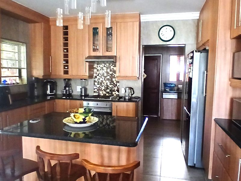 Modern 3 bedroom property for sale in Farrarmere - Photo 4