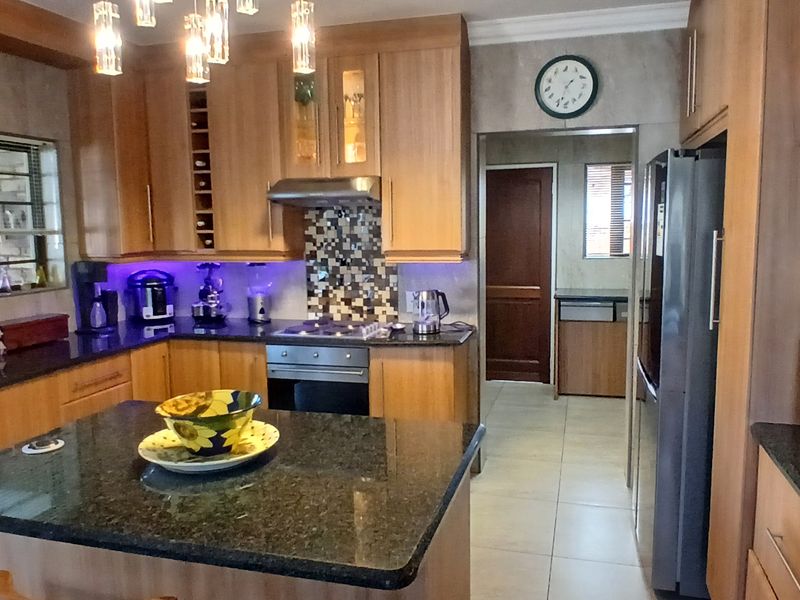 Modern 3 bedroom property for sale in Farrarmere - Photo 8