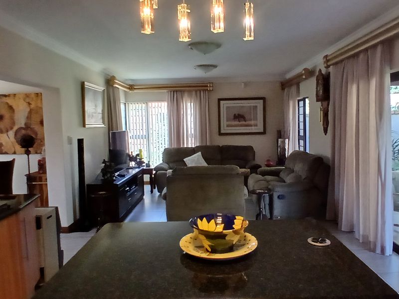 Modern 3 bedroom property for sale in Farrarmere - Photo 9