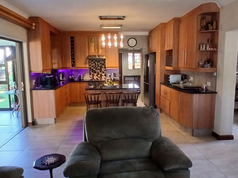 Modern 3 bedroom property for sale in Farrarmere - Photo 10