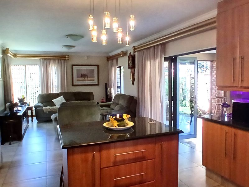 Modern 3 bedroom property for sale in Farrarmere - Photo 7