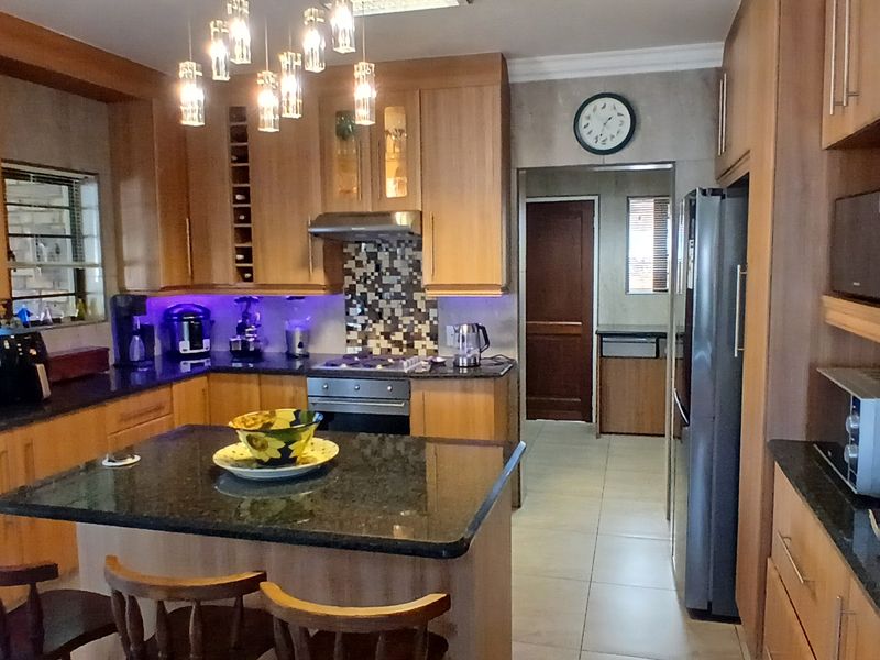 Modern 3 bedroom property for sale in Farrarmere - Photo 6