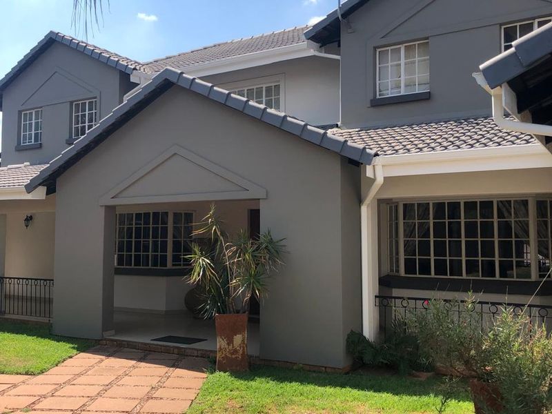 Exquisite 5-Bedroom Family Home with Jacuzzi, Pool and Entertainment Lapa in Montana Park - Photo 7