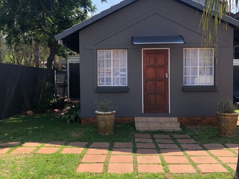 Exquisite 5-Bedroom Family Home with Jacuzzi, Pool and Entertainment Lapa in Montana Park - Photo 6