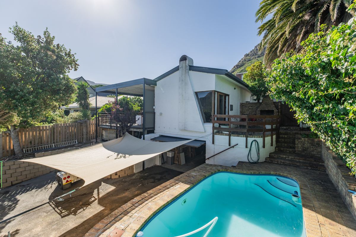 WARM AND WELCOMING  HOME WITH MOUNTAIN VIEWS AND LARGE ENTERTAINERS DECK - Photo 2