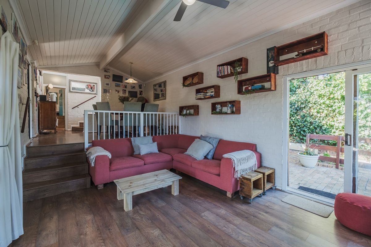 WARM AND WELCOMING  HOME WITH MOUNTAIN VIEWS AND LARGE ENTERTAINERS DECK - Photo 4